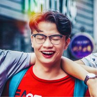 抗着猫的摄影师