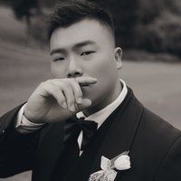对着镜头比耶