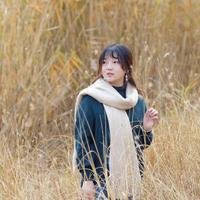 愉快的采蘑菇的小伙子