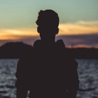 中指按快门