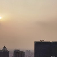 且空